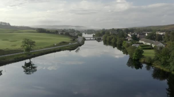 在一个平静而朦胧的夏天的早晨 从空中俯瞰莱格的申河 飞过河向一座桥 — 图库视频影像