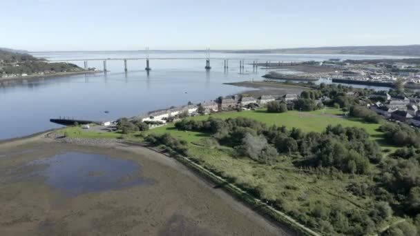 Eine Luftaufnahme Der Kessock Bridge Inverness Einem Sonnigen Sommermorgen Auf — Stockvideo