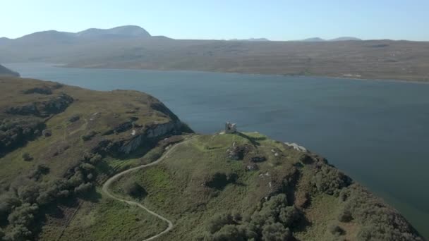 Een Luchtfoto Van Castle Bharriich Bij Tongue Schotse Hooglanden Een — Stockvideo