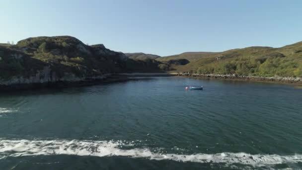 Flygfoto Över Liten Båt Laxford Bay Solig Sommardag Flyger Över — Stockvideo