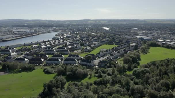 夏日阳光明媚的早晨 从空中俯瞰Inverness市 从右到左跟踪 — 图库视频影像