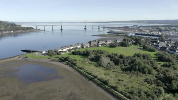 Eine Luftaufnahme Der Kessock Bridge Inverness Einem Sonnigen Sommermorgen Flug — Stockvideo