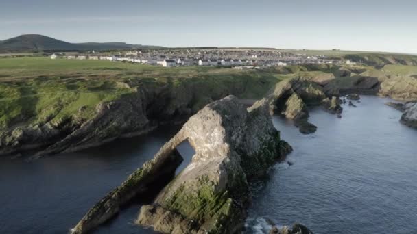 Αεροφωτογραφία Του Bow Fiddle Rock Στο Portknockie Ένα Ήρεμο Καλοκαιρινό — Αρχείο Βίντεο