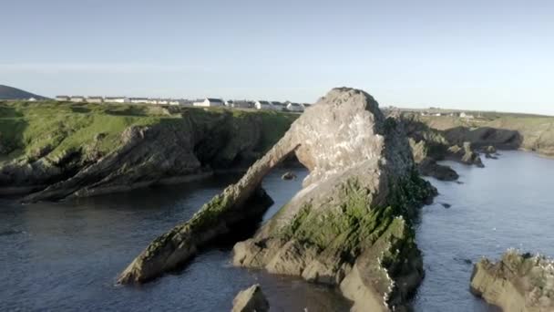 Une Vue Aérienne Bow Fiddle Rock Portknockie Par Une Matinée — Video