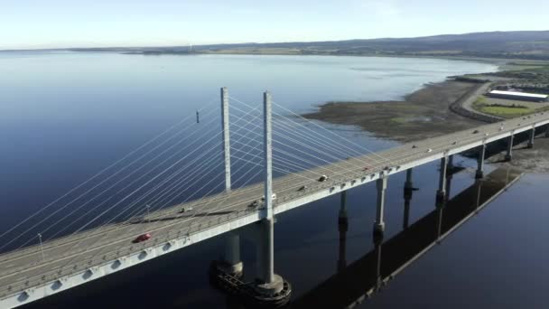 Eine Luftaufnahme Der Kessock Bridge Inverness Einem Sonnigen Sommermorgen Rotation — Stockvideo