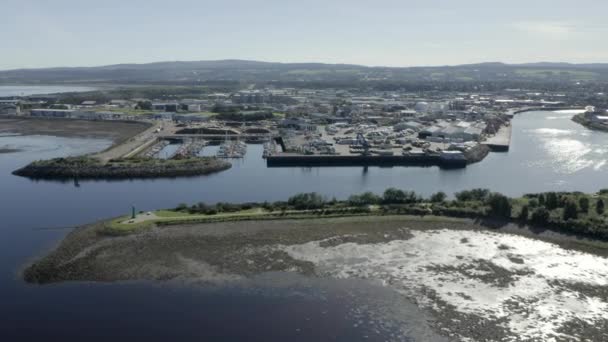 一个阳光明媚的夏日早晨 俯瞰着Inverness市 Ness河和休闲港区的空中景观 飞越内斯河飞往港口 — 图库视频影像