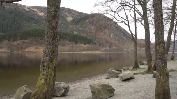 Kamerafahrt Von Der Küste Eines Sees Mit Felsen Vordergrund Und — Stockvideo