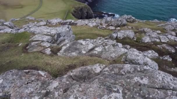 Tilt Shot Van Neist Point Vuurtoren Met Rotsachtige Kliffen Voorgrond — Stockvideo