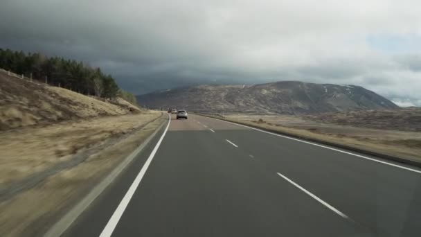스코틀랜드 에든버러에 아름다운 산들로 이루어진 수단들 도로에서 운전하는 자동차의 움직임에 — 비디오