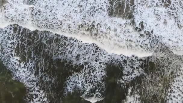 Zenithal Drönare Havet Bryta Vågor Stranden Vid Ambassaden Bahia Brasilien — Stockvideo