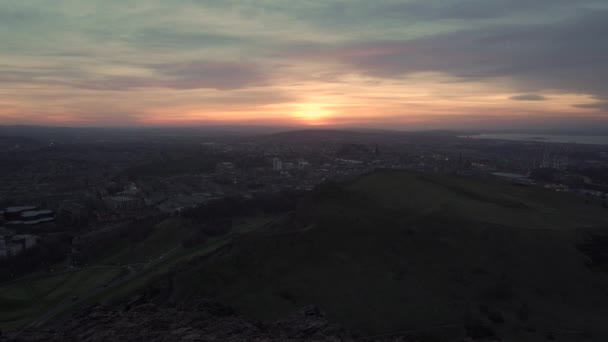 Statický Záběr Města Edinburghu Horských Chvil Západu Slunce Arthurs Seat — Stock video