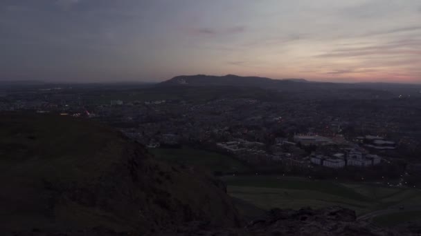 Panning Skott Stadsbild Med Utsikt Över Hela Staden Edinburgh Ögonblick — Stockvideo