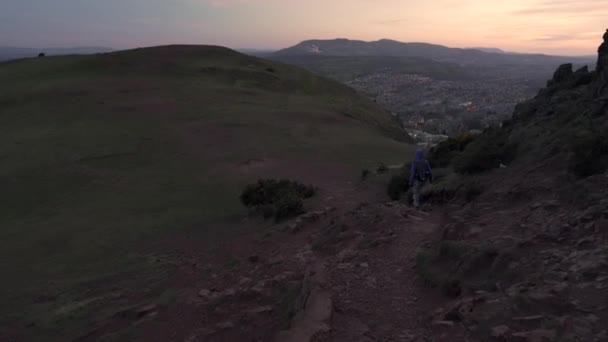 Dolly Seguir Tiro Menina Andando Pela Montanha Assento Arthurs Trilha — Vídeo de Stock