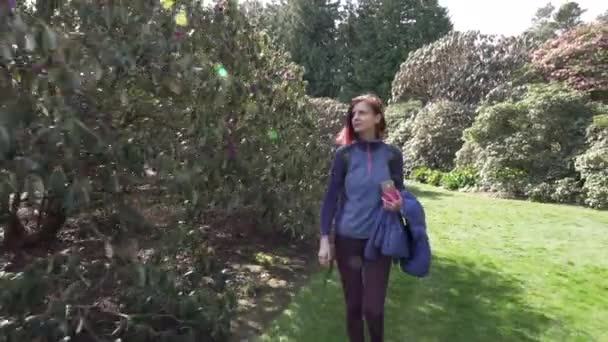 Dolly Shot Van Een Meisje Wandelen Door Tuinen Edinburgh Dan — Stockvideo