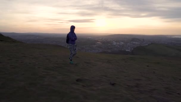 Krążący Paralaksowy Ujęcie Dziewczyny Chodzącej Szczycie Góry Siedzenia Arthura Szlaku — Wideo stockowe