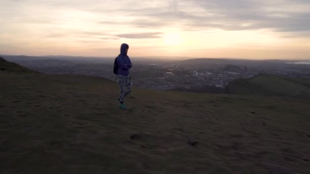 Cirkel Parallax Shot Van Meisje Wandelen Top Van Arthurs Zetel — Stockvideo