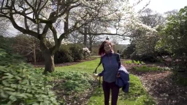 Долли Сняла Девушку Прогуливающуюся Саду Эдинбурге Затем Остановилась Понюхать Хороший — стоковое видео