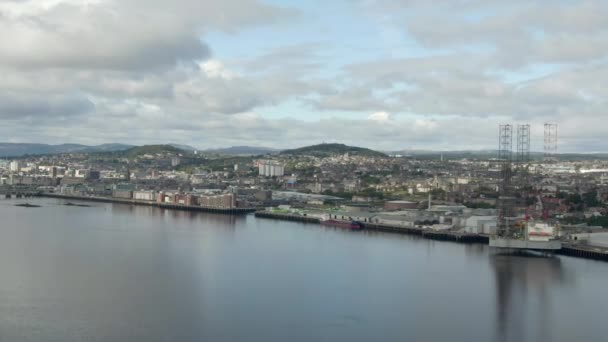 Aerial View Dundee City Cloudy Day Tracking Left Right City — Stock Video