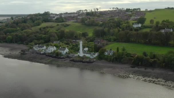 在阴天俯瞰Tayport西灯塔的航景 从灯塔的河口边从左向右循环 — 图库视频影像