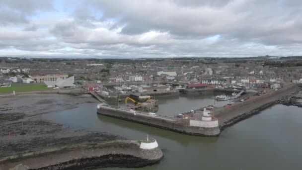 Una Vista Aérea Del Puerto Ciudad Arbroath Día Nublado Seguimiento — Vídeos de Stock