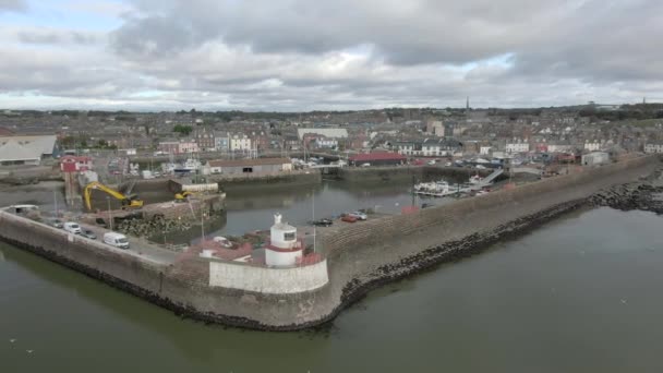 Widok Lotu Ptaka Port Arbroath Miasto Pochmurny Dzień Śledzenie Wstecz — Wideo stockowe