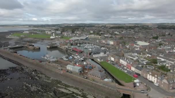 Una Vista Aerea Del Porto Della Città Arbroath Una Giornata — Video Stock