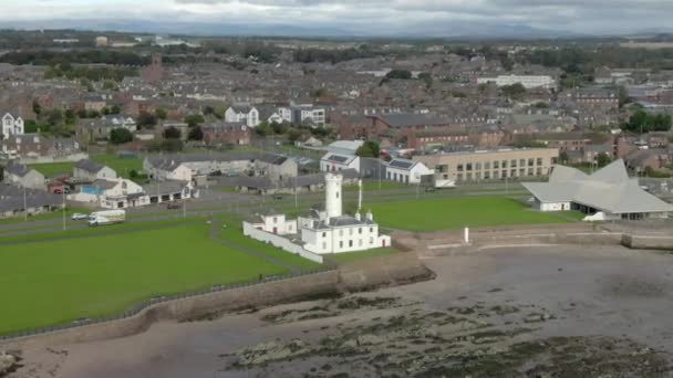 Flygfoto Över Arbroath Signal Tower Museum Och Rnli Lifeboat Statiion — Stockvideo