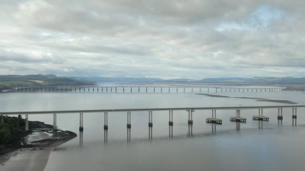 Vzdušný Výhled Most Tay Road Železničním Mostem Pozadí Oblačného Dne — Stock video
