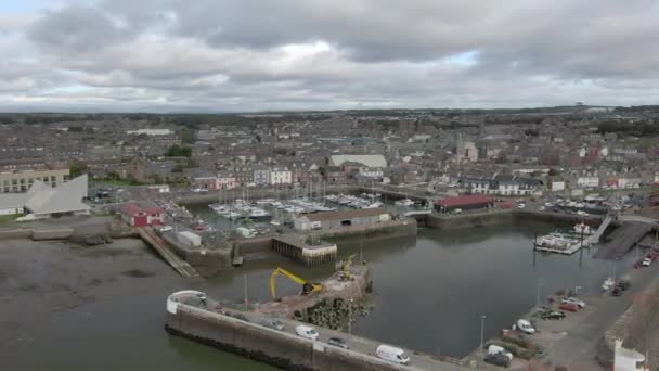 Vue Aérienne Port Ville Arbroath Par Temps Nuageux Vue Tournante — Video