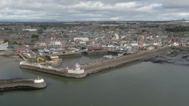 Widok Lotu Ptaka Port Arbroath Miasto Pochmurny Dzień Śledzenie Wstecz — Wideo stockowe