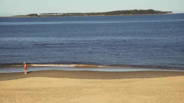 和游泳者一起在海滩上散步的女人 乌拉圭 埃斯特角 — 图库视频影像