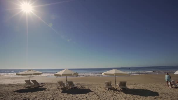 Sideways Che Viaggiano Sulla Spiaggia Punta Del Este Con Ombrelloni — Video Stock