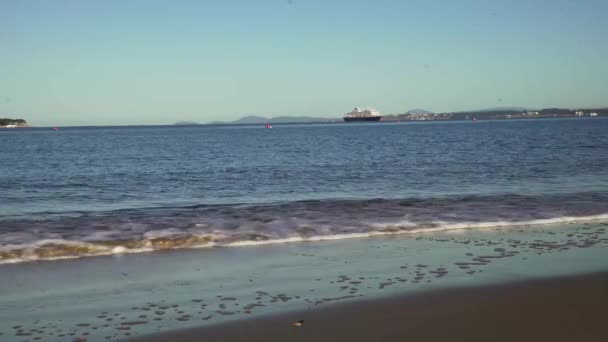 ボートや島で穏やかなビーチ ウルグアイのプンタ エステ — ストック動画