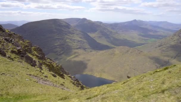 Movimento Laterale Meraviglioso Lago Dalla Cima Una Montagna Una Splendida — Video Stock