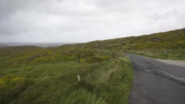 Panning Schot Vanaf Hemelweg County Galway Ierland Kijkend Naar Atlantische — Stockvideo