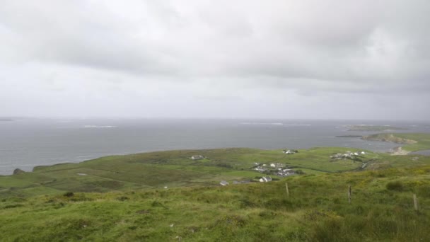 Panning Schot Vanaf Hemelweg County Galway Ierland Kijkend Naar Atlantische — Stockvideo