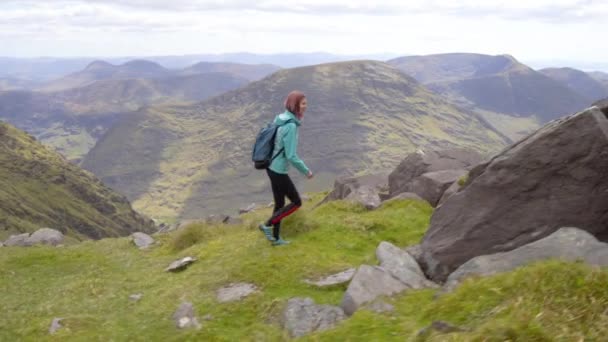 Laterale Tracking Shot Van Een Gelukkig Meisje Wandelen Wandelen Hoge — Stockvideo