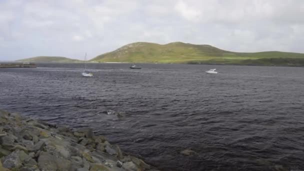 Statische Aufnahme Von Der Irischen Küste Mit Booten Einem Windigen — Stockvideo