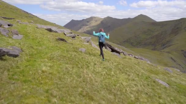 Śledzenie Następujące Ujęcia Szczęśliwej Dziewczyny Piesze Wędrówki Chodzenie Wysokiej Górskiej — Wideo stockowe