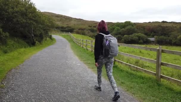 Dolly Aufnahme Eines Mädchens Beim Wandern Connemara National Park Auf — Stockvideo