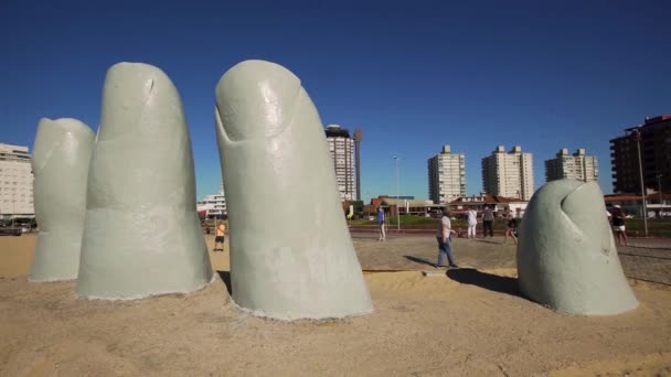 都市の背景を持つプンタ エステの手の像の軌道映像 ウルグアイ — ストック動画