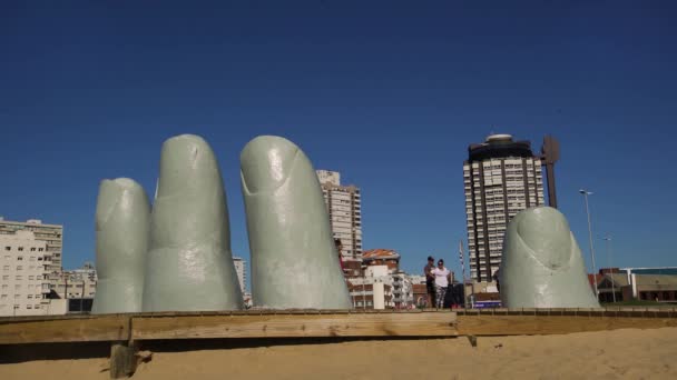 Turistas Estátua Mão Punta Del Este Uruguai — Vídeo de Stock