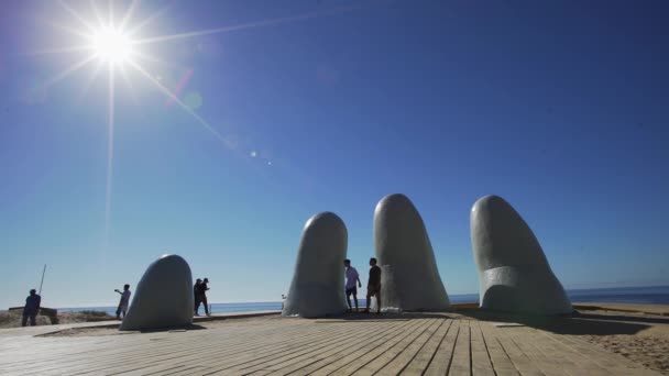 Die Hand Statue Punta Del Este Mit Meer Und Sonne — Stockvideo