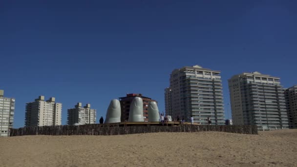 Die Handstatue Punta Del Este Mit Dem Hintergrund Der Stadt — Stockvideo