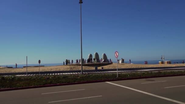 Viajando Por Playa Punta Del Este Con Turistas Estatua Mano — Vídeo de stock