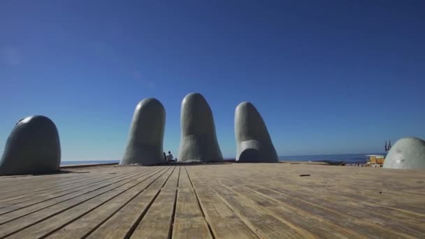 Travelling Hand Statue Punta Del Este Com Fundo Marinho Uruguai — Vídeo de Stock