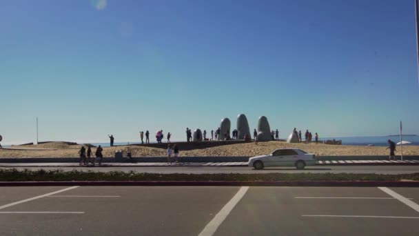 Viajando Pela Praia Punta Del Este Com Turistas Estátua Hand — Vídeo de Stock