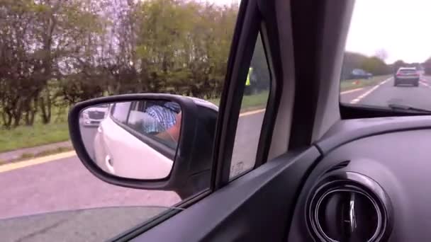 Passando Por Acidente Carro Com Carro Derrapado Fora Estrada — Vídeo de Stock