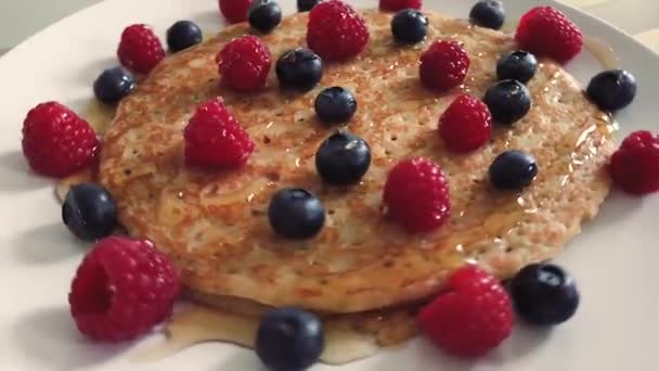 ラズベリー ブルーベリー 蜂蜜とパンケーキのスピニングスタック — ストック動画