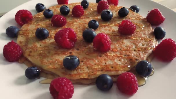 Sticky Honing Gegoten Stapel Crêpes Met Bessen Voor Candlemas Christelijke — Stockvideo